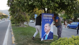 Selçuk'ta Erdoğan'ın afişleri toplatıldı