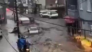 Sele kapılan otomobil sürüklendi; işte o anlar!