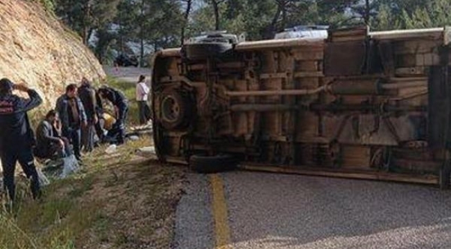 Servis minibüsü devrildi: 8'i öğretmen 10 yaralı