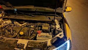 Taksici, aracın motorunda uyuşturucu sakladı