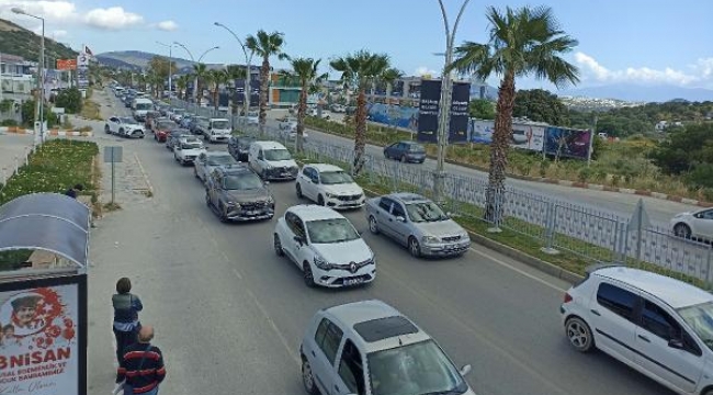 Turistik yerlerde bayram kuyrukları oluştu