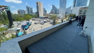 AK Parti Genel Merkezi'nde balkon, konuşma için hazırlandı