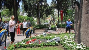 AK Parti İzmir Milletvekili Çankırı'dan Zübeyde Hanım'ın mezarına ziyaret