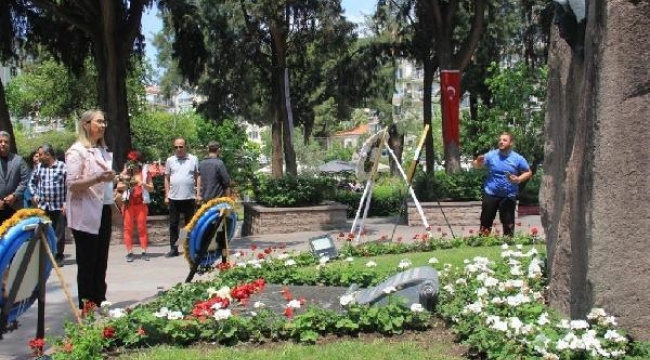 AK Parti İzmir Milletvekili Çankırı'dan Zübeyde Hanım'ın mezarına ziyaret