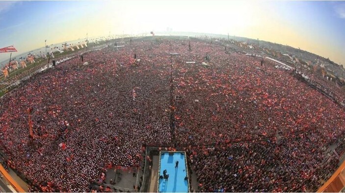 AK Parti mitingini CHP diye paylaştı