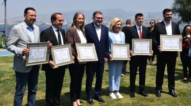 AK Partili İzmir milletvekilleri mazbatalarını aldı