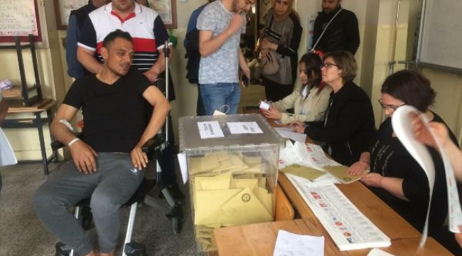 Ameliyattan çıkan okul müdürü, görev yaptığı okulda oy verdi