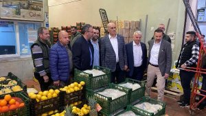 Bakan Kasapoğlu, İzmir Meyve ve Sebze Hali'ni ziyaret etti