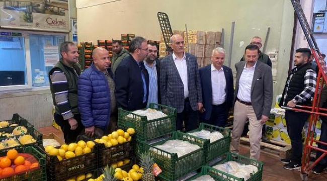 Bakan Kasapoğlu, İzmir Meyve ve Sebze Hali'ni ziyaret etti
