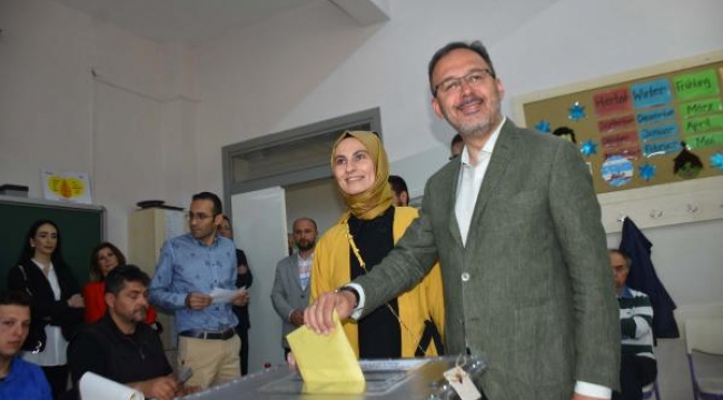 Bakan Kasapoğlu, İzmir'de oyunu kullandı