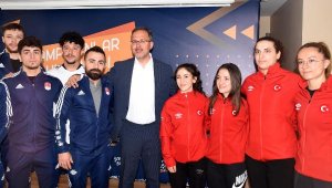Bakan Kasapoğlu şampiyon sporcularla buluştu