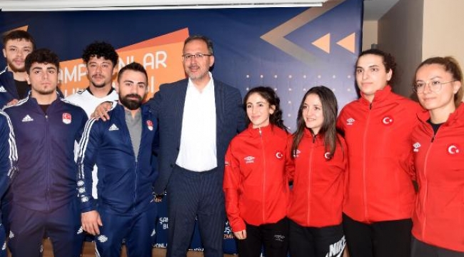 Bakan Kasapoğlu şampiyon sporcularla buluştu