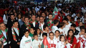 Bakan Kasapoğlu'ndan Karşıyaka'ya tesis müjdesi