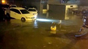 Balıkesir'de su baskını yaşanan yerlerde tahliye çalışması