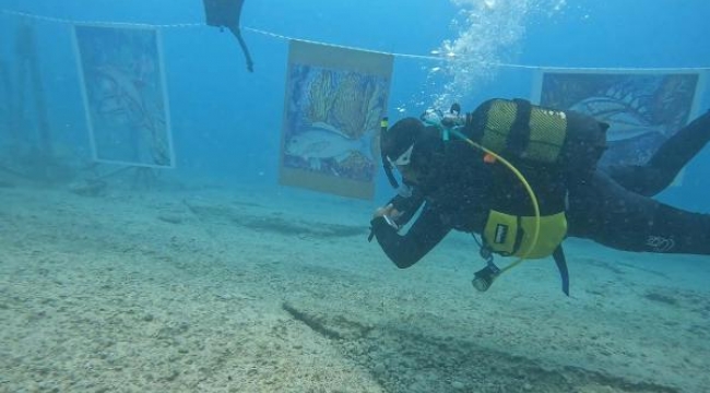Bin metrekarelik bayrak, su altında resim sergisi