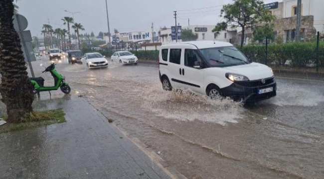 Bodrum'da kuvvetli sağanak; yollar göle döndü