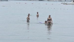 Bodrum'da turistler yağmura rağmen denize girdi