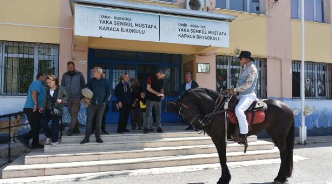 Bornova at eğitmeni, kovboy kıyafeti giyip, atı ile oy kullanmaya geldi