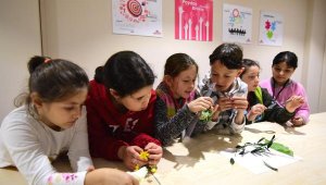 Bornova Belediyesi'nin etkinliğinde çocuklar eğlenerek öğrendi