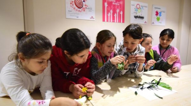 Bornova Belediyesi'nin etkinliğinde çocuklar eğlenerek öğrendi