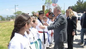 Bornova Çamkule'de gökyüzü çocukların uçurtmalarıyla renklendi