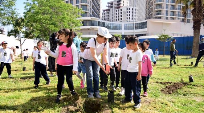 Bornovalı minik öğrenciler zeytin fidanlarını toprakla buluşturdu 