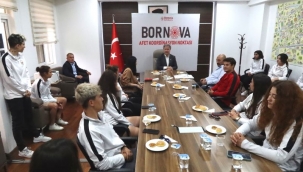 Bornovalı şampiyonlar, kazandıkları kupayla Başkan İduğ'u ziyaret etti