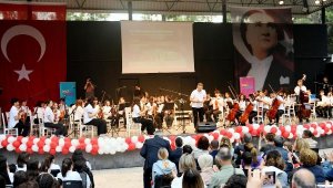 Bornova'nın çocukları şarkılarını, 19 Mayıs için çaldı, söyledi