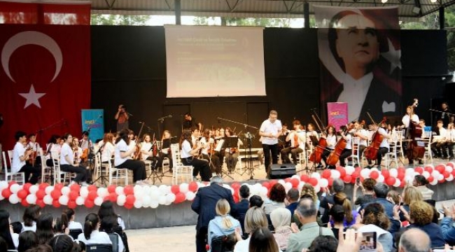 Bornova'nın çocukları şarkılarını, 19 Mayıs için çaldı, söyledi