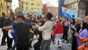 Çanakkale'de davullu, zurnalı seçim kutlaması