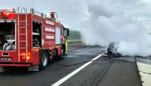 Çanakkale'de seyir halindeki otomobil yandı