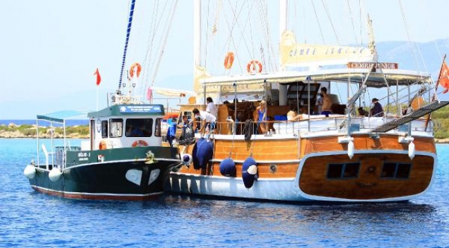 Deniz çöpçüleri! Teknelerden atık topluyorlar