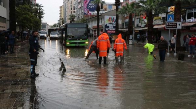 Denizli'de mazgallar tıkandı, sokaklar suyla doldu