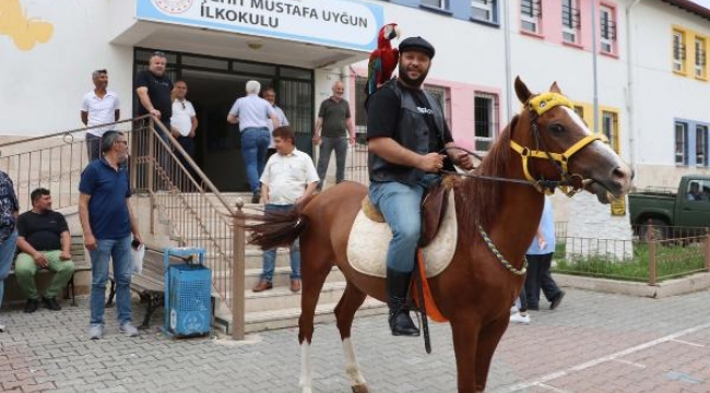 Denizlili seçmen, oy kullanmaya atı ve papağanıyla geldi