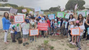 Depremde ölen 98 kişi anısına Çeşme'de sakız fidanı diktiler