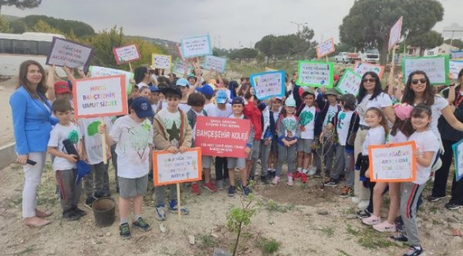 Depremde ölen 98 kişi anısına Çeşme'de sakız fidanı diktiler