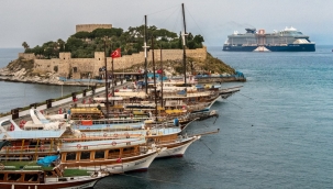Dünyanın en büyük yolcu gemisi Kuşadası'nda