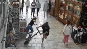 Elektrikli skuterin yayaya çarptığı an!