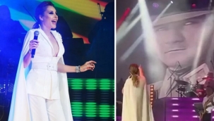 Funda Arar'ın Atatürklü sahnesi ayakta alkışlandı