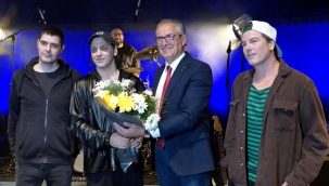 Gaziemirli gençler, halk dansları ve Duman'la bayramlarını kutladı