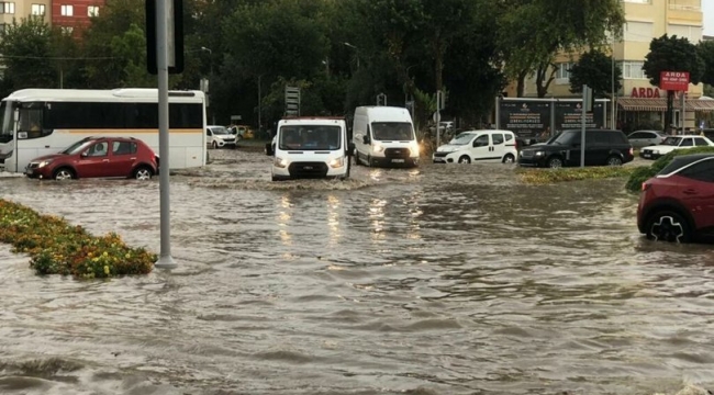 İzmir'i yağmur vurdu! Caddeler dereye döndü