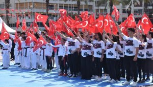 İzmir kırmızı-beyaz! Gençlik Bayramı kutlu olsun