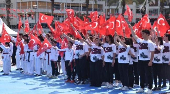 İzmir kırmızı-beyaz! Gençlik Bayramı kutlu olsun
