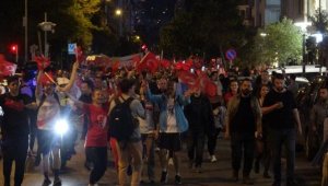İzmir'de 19 Mayıs! 'Gençlik Yürüyüşü' ve Mabel Matiz konseri düzenlendi