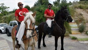 İzmir'de atları ile oy vermeye geldiler