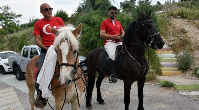 İzmir'de atları ile oy vermeye geldiler