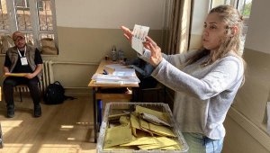 İzmir'de sandıklar açıldı! İlk oylar gösterildi