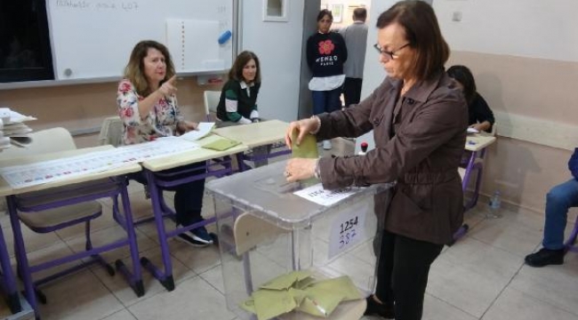 İzmir'de seçmenler sandık başında