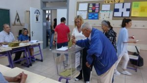 İzmir'de seçmenler toplam 9 bin 877 sandıkta oylarını kullanıyor