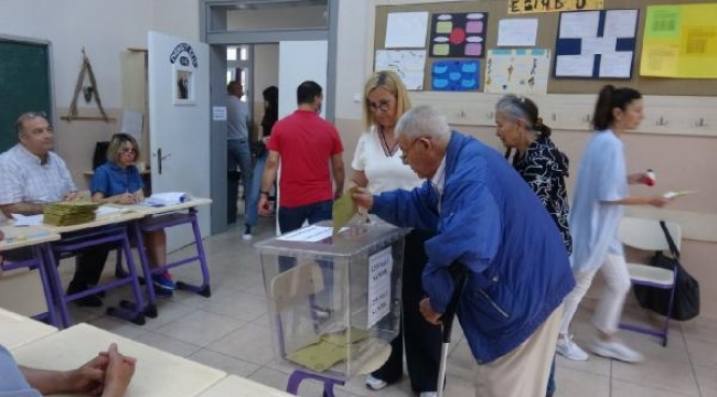 İzmir'de seçmenler toplam 9 bin 877 sandıkta oylarını kullanıyor